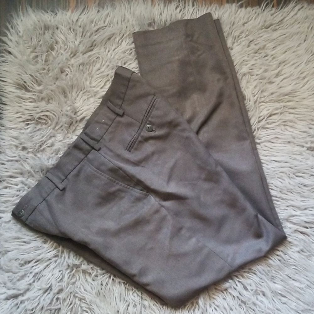Van Heusen Traveler Pants Sz 34/32 med  gray